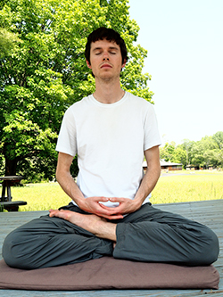 como sentarse en un zafu